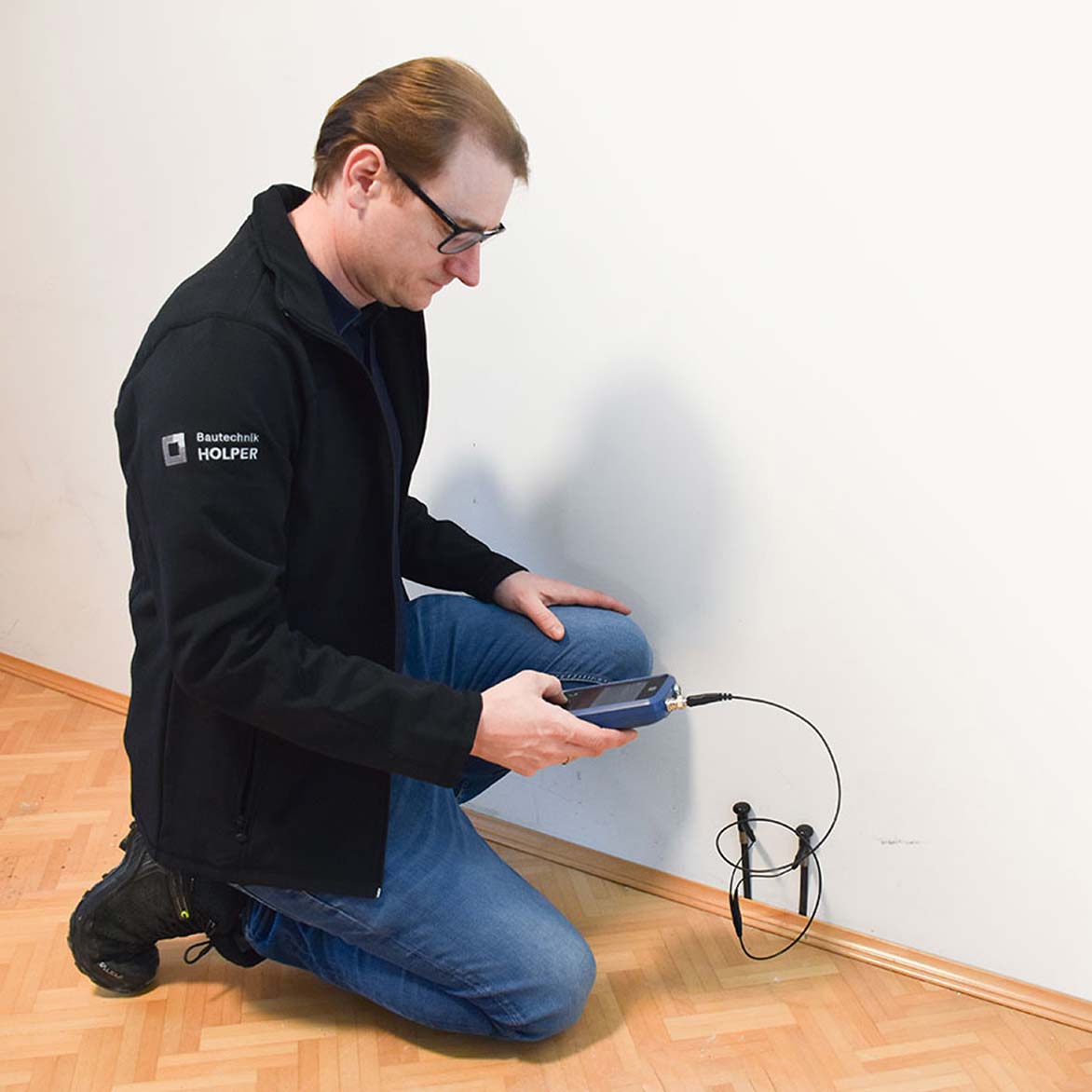 Lassen Sie Ihr Gebäude professionell prüfen! Stefan Holper mit Messtechnik
